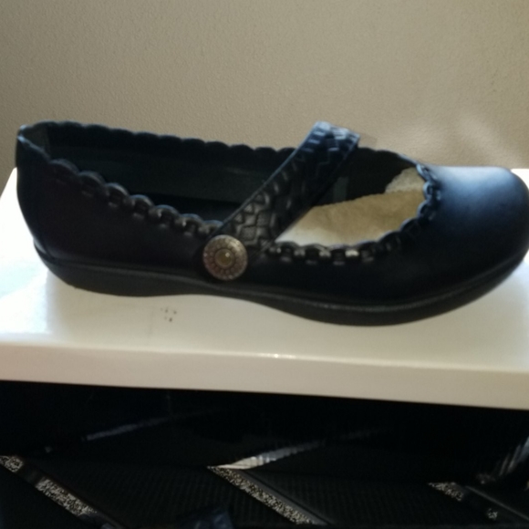 MIA Slip on black leather shoes size 6 - Picture 3 of 8